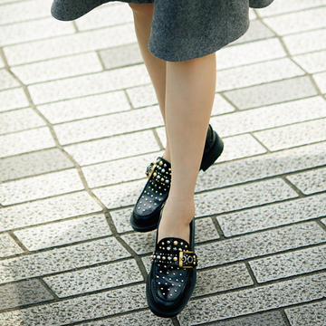 「トッズ」のベルテッドローファーでおしゃれを即レベルアップ！【格上げフラット靴】