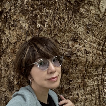 緑に染まる生田の森と赤に染まる生田神社。