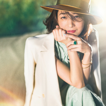 ラッキーカラーはジュエリーで身につけて【富岡佳子さんのハッピー・グリーンコーデ】