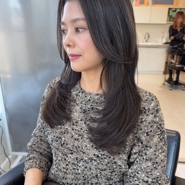 【50代ロング】ハイレイヤーで軽やかに。暗めカラーで品よく更新