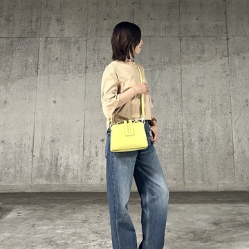 ワンウォッシュのワイドデニムにバックシャンなtopsで可愛らしく。