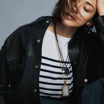 ボーダートップスにマニッシュな雰囲気のジュエリーを合わせてスタイリッシュに