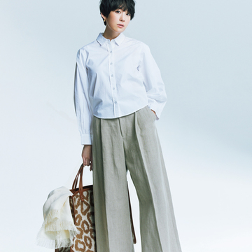 コンパクトな白シャツはワイドパンツと相性抜群！【ひとひねりある技あり白シャツ】
