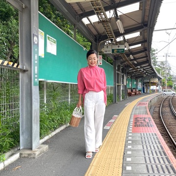 ボリュームピンクブラウスを着て記念日ディナーへ