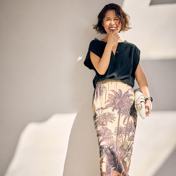 リゾート風の抜け感を楽しむ、ブラウン入りのプリントボトム【スタイリスト 大草直子の最新ブラウン術】