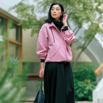 【薄軽スポーティアウターを着回し】おしゃれの差し色になる大人ピンクなら今から春まで大活躍