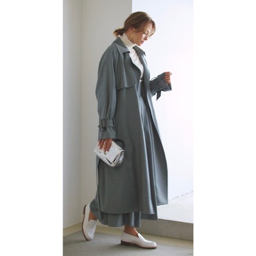 今季トレンドのグレーが主役のコーデに小さく白を効かせて、洗練された女性らしさを演出。最低気温10℃｜11/15(水)【50代の毎日コーデ】