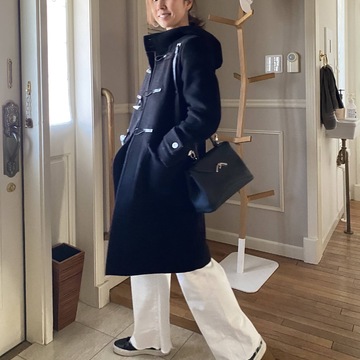 大人可愛いダッフル。カジュアル白×黒コーデ