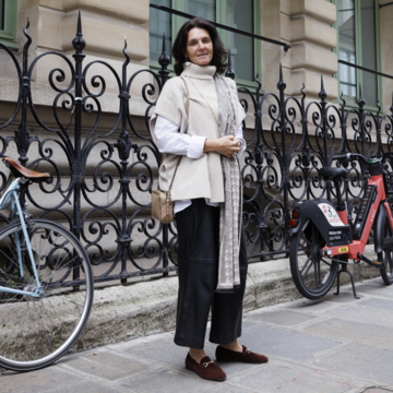 冬のマンネリコーデを脱却するには？ 40代・50代におすすめのストールスタイル【パリ・ミラノのおしゃれマダムSNAP 2025-2026冬】