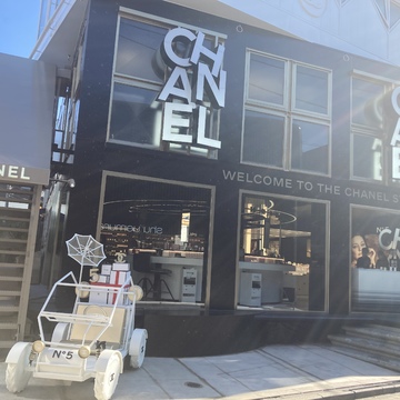 世界で唯一　体験型シャネルビューティーハウス