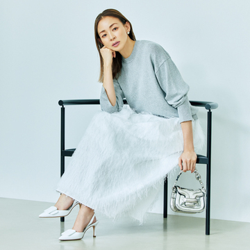 【福田亜矢子の品格グレーコーデ】白のシャギースカートをほんのりクールにシフト