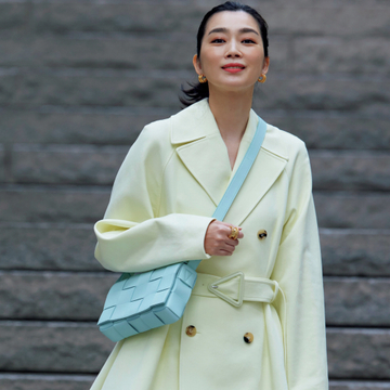 きれいめな装いに、ボッテガ・ヴェネタのクロスボディバッグを斜めがけして軽やかな華を