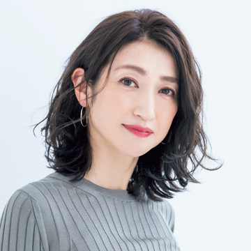 こなれた印象たっぷりの今どきウェーブミディアムヘア【50代髪型・ヘアスタイル】