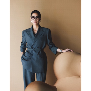 新鮮なシルエットを描くベルトつきダブルジャケットで辛口なエレガンスを表現。最低気温15℃｜5/20(火)【50代の毎日コーデ】