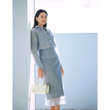 シアーなシャツ＆スカートのセットアップが、春のおしゃれに新鮮な空気を運ぶ。気温23℃｜4/16(水)【50代の毎日コーデ】