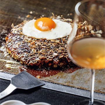お好み焼きとワインの相性が絶妙！「粉もん×ワイン」の先駆け『パセミヤ』【オトナの大阪 食道楽案内】