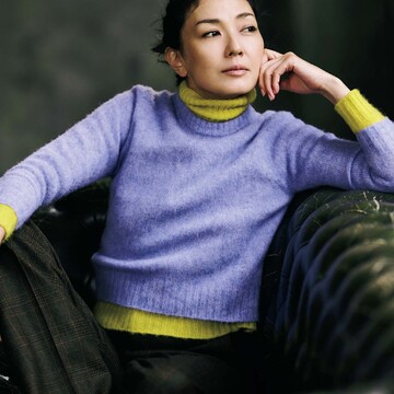 【セリーヌの秋冬ニットコーデ】新鮮カラーの“ニットオンニット”でしゃれ感とこなれ感アップ