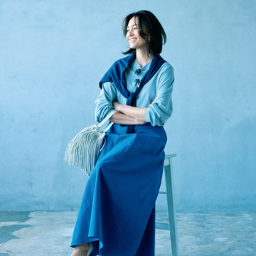 鮮やかブルースカートはネイビー系グラデでまとめて【きれい色スカートの着こなし新ルール】