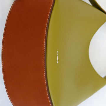 【eclat’s pick up】ジル サンダーの新作バッグ「エルドラド」が50代のエレガントな装いのパートナーに！