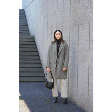 チェスターコートのモダンなリラックス感が、冬のカジュアルコーデを刷新！最高気温13℃｜12/16(月)【50代の毎日コーデ】