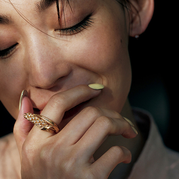 50代の指元に生命力を宿す「ショーメ 」の麦の穂をモチーフにしたリング