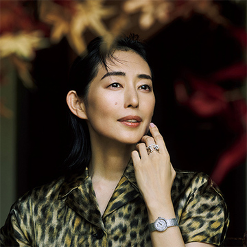 女優・木村多江さんがつけこなす！「ディオール」のジュエリー時計でときめく毎日を