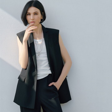 【「黒」の涼感ラグジュアリー】フォルムが美しい黒のジレで品よくシャープに