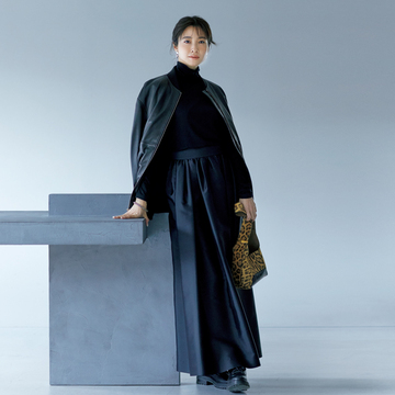 【ミカコ ナカムラの凛として優美な黒スカート】ミカドシルクの上質な張りと光沢でラグジュアリーに