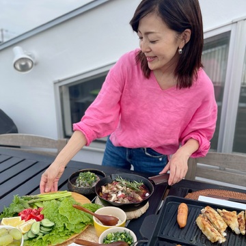 ピンクのリネンシャツとデニムで海散歩とバルコニーごはん（簡単レシピもご紹介）