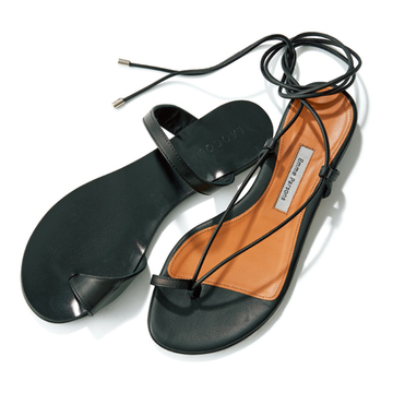 ブラックヌーディサンダルをコーデの引き締め役に【真夏の“買い足し”小物】