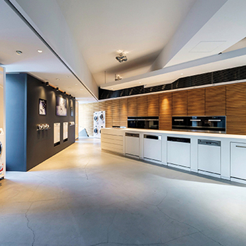 家電はドイツのメーカー「ミーレ」で、庭づくりは「ソルソファーム」に依頼【富岡佳子さんの家づくりの強い味方】