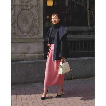 可憐なピンクはタイトスカートのメリハリで大人の品格を漂わせて。気温14℃｜12/6(水)【50代の毎日コーデ】