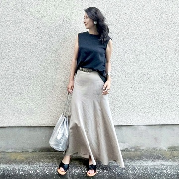 バックスタイルが女性らしい夏トップスで同期ランチ会へ♡