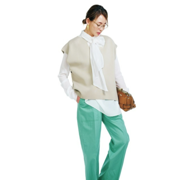 ボウタイブラウスにジレをレイヤード。旬カラーパンツでかっこよく【50代に似合うコーディネートの正解】