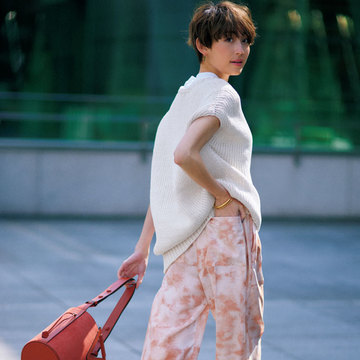 タイダイ柄は素材ときれい色で取り入れやすく！【色と柄の絶品パンツ】