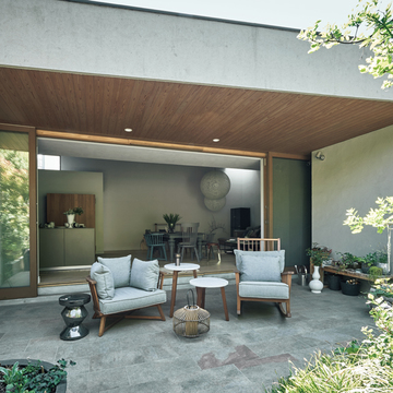 【50代、私に心地いい家】非日常を感じられるOさん邸の庭やバスルーム