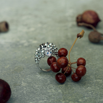 キュンとするかわいさ！幸せを呼ぶブシュロンのハリネズミリング