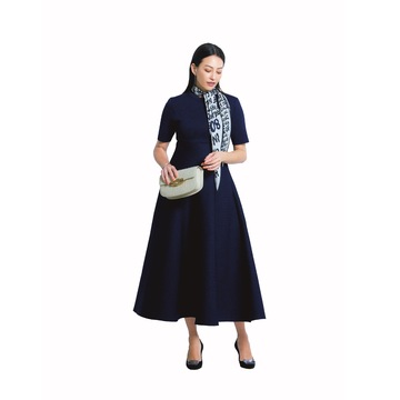 ネイビードレスの清潔感ある品の良さで、好感度高いお呼ばれスタイルを完成させて。気温10℃｜2/8(土)【50代の毎日コーデ】