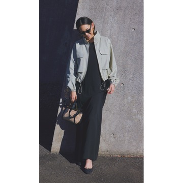 着心地重視のマキシワンピは、ショート丈ブルゾンでメリハリをつける。最低気温12℃｜4/26(金)【50代の毎日コーデ】