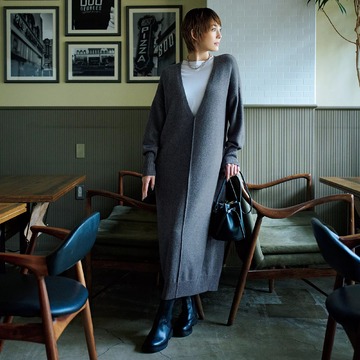 手持ちインナーとのレイヤードも楽しめる！「E by éclat」の深Vネックニットワンピース