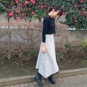 モノトーンコーデにメリハリをつけてくれる優秀スカート