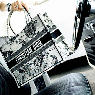 【2021秋冬最新バッグ】大人気「ディオール ブックトート」の新作をチェック！