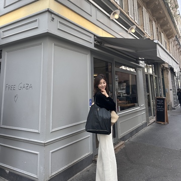 Parisにも馴染む、エクラでしか手に入らないトートバッグ