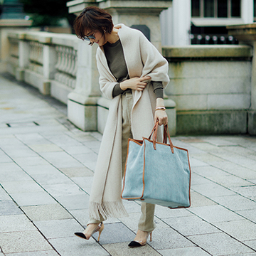 「大きすぎるバッグ」でカジュアルな遊び心をプラス！【アラフィー華やぎスタイル】
