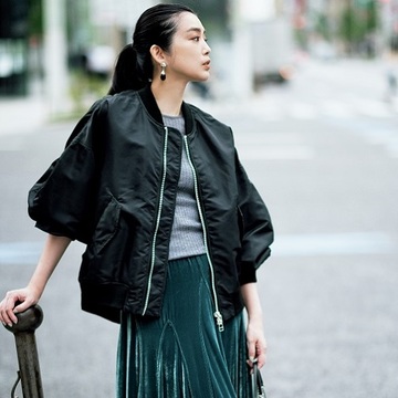 【季節の変わり目はショートアウターを】ロングスカートに合うのは小気味よいカジュアルアウター