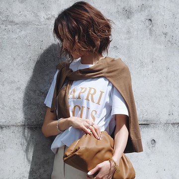 シンプルなのにこなれて見える！アラフィーの「肩掛け」コーデ【Jマダムのおしゃれ】