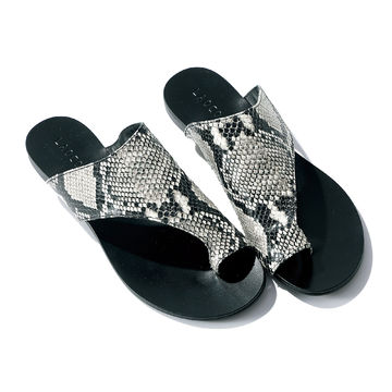 足もとにモードなアクセントを！「LAOCOONTE」型押しパイソンサンダル