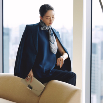 涼やかな空気を運ぶネイビーで夏のジャケットスタイルに気品と軽快さをプラス。気温32℃｜8/28(木)【50代の毎日コーデ】