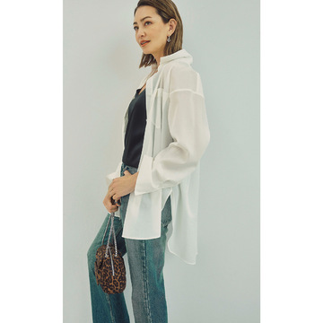 気温27℃雨の日は、白シャツをはおって清涼感とコーデの立体感を醸成。｜9/24(日)【50代の毎日コーデ】