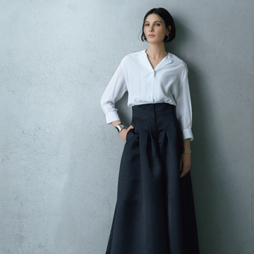 【「黒」の涼感ラグジュアリー】攻めの黒ボトムに柔和な白ブラウスを合わせて心地いい涼感を誘う